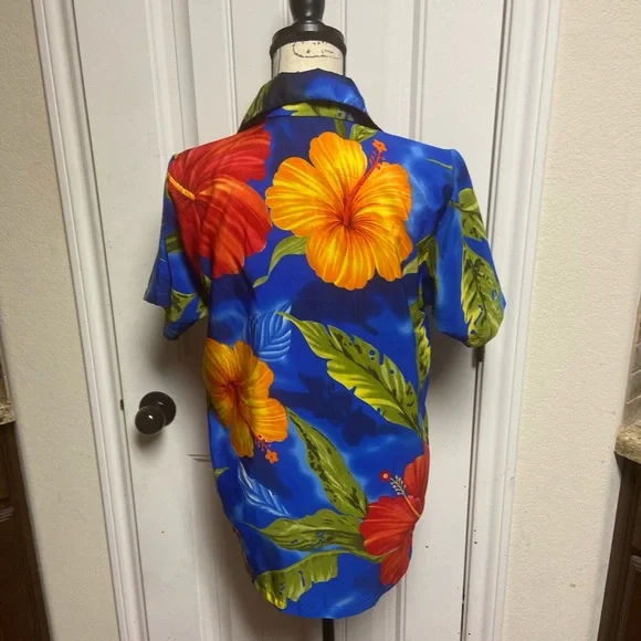 Bright Women’s Hawaiian Blouse - Picture 2 of 6